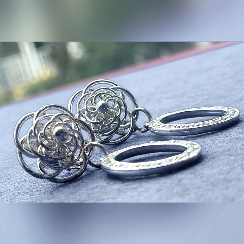 Vintage clip-ons earrings.. 2"L